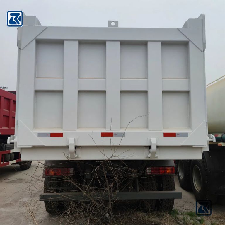 Vue arrière d'un camion-benne HOWO - NEEDL EMARK PT DJARUM .CN INTERNATIONAL GROUP CHINA CO., LTD