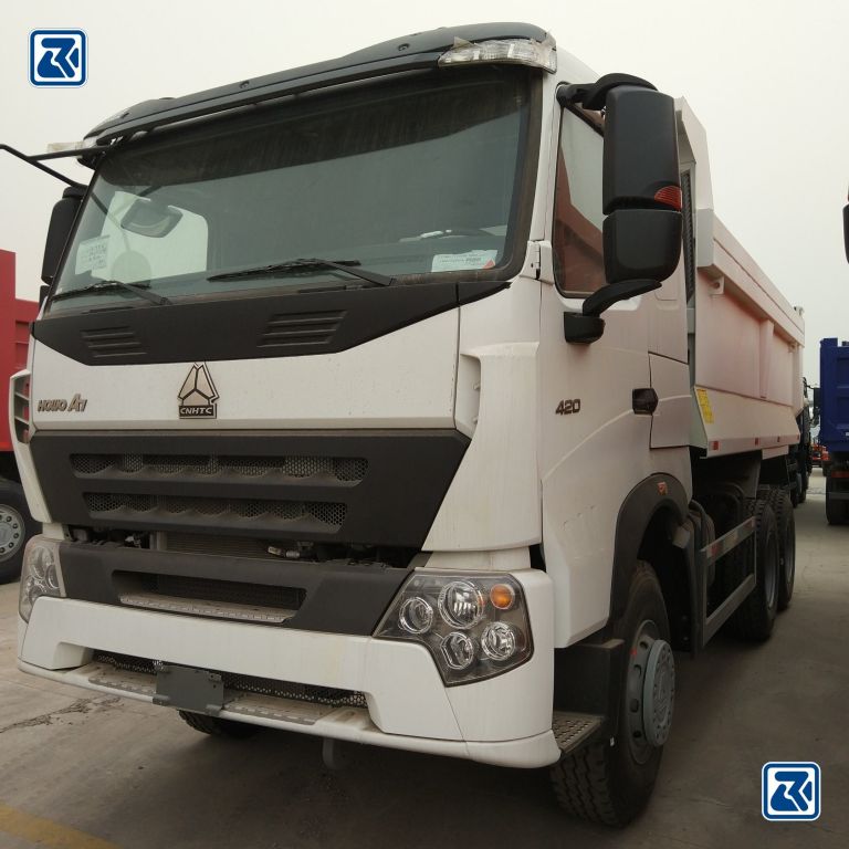 Camion-benne HOWO, vue avant montrant les phares et la calandre