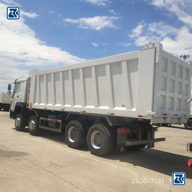 Une flotte de camions-bennes HOWO blancs prête à être vendue - NEEDL EMARK PT DJARUM .CN INTERNATIONAL GROUP CHINA CO., LTD