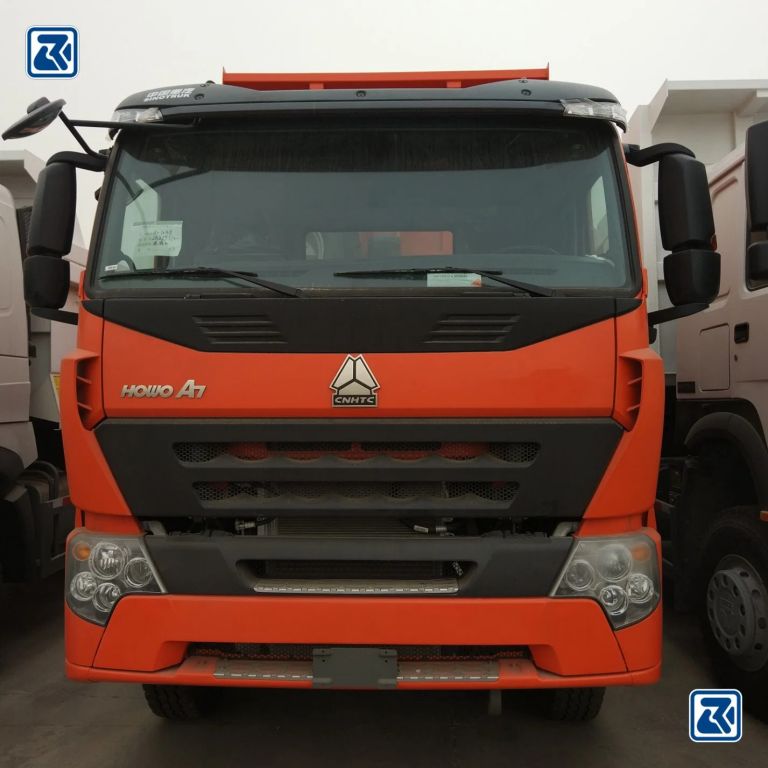 Vue avant d'un camion-benne HOWO A7 de NEEDL EMARK PT DJARUM .CN INTERNATIONAL GROUP CHINA CO., LTD