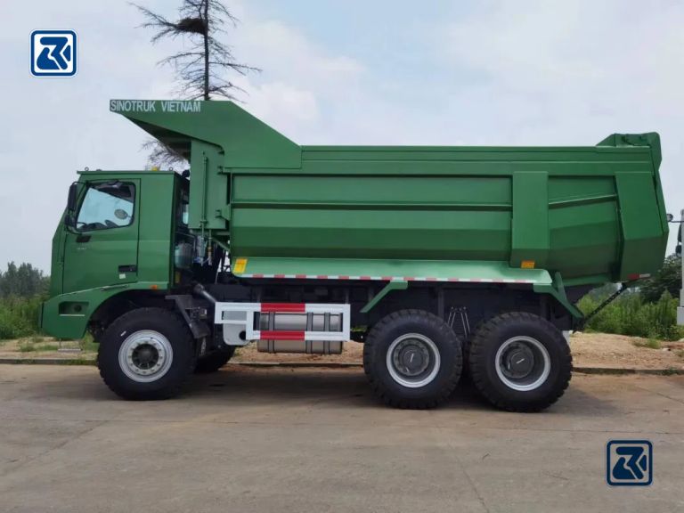 Vue latérale d'un camion-benne HOWO - NEEDL EMARK PT DJARUM .CN INTERNATIONAL GROUP CHINA CO., LTD