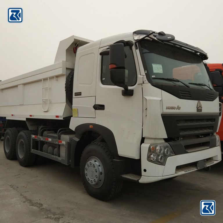 Camion-benne HOWO garé sur un terrain, vue de face et de côté