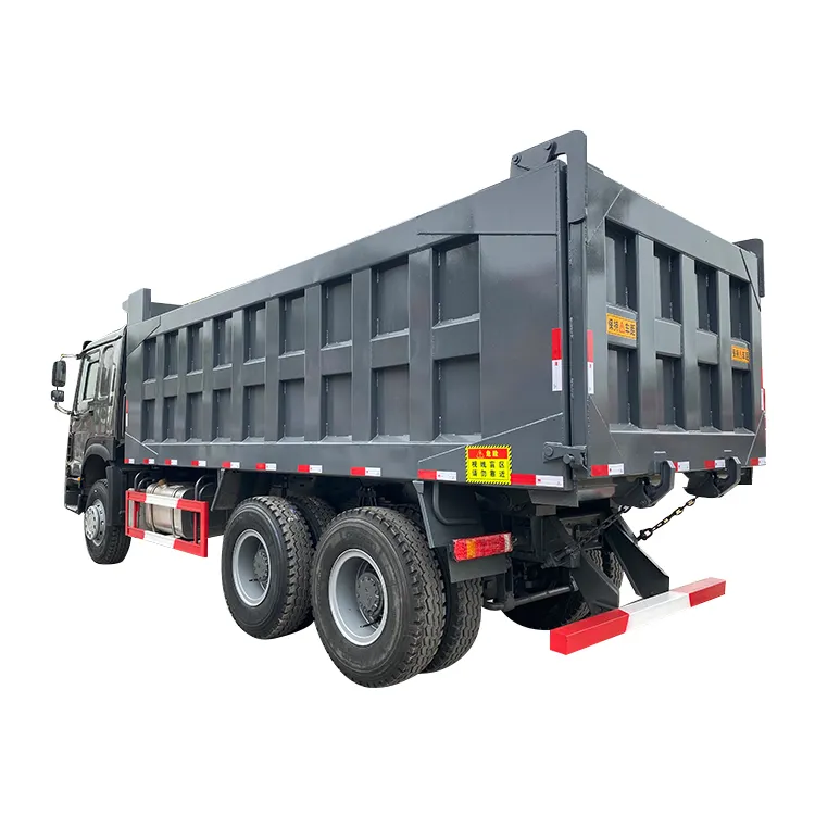 Vue latérale du camion à benne basculante HOWO - sa grande carrosserie et sa capacité de charge utile