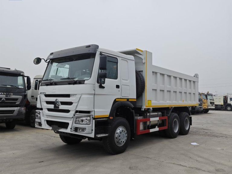 Вид сбоку самосвала HOWO 6X4 - общий боковой профиль автомобиля, включая кабину и самосвальный ковш.