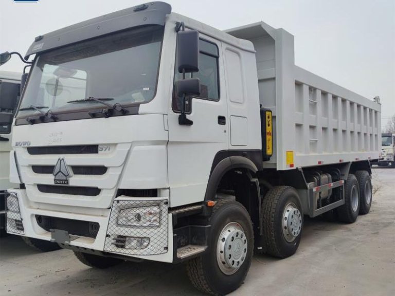 Новый белый самосвал HOWO 8X4 с прочной конструкцией и просторным грузовым отсеком