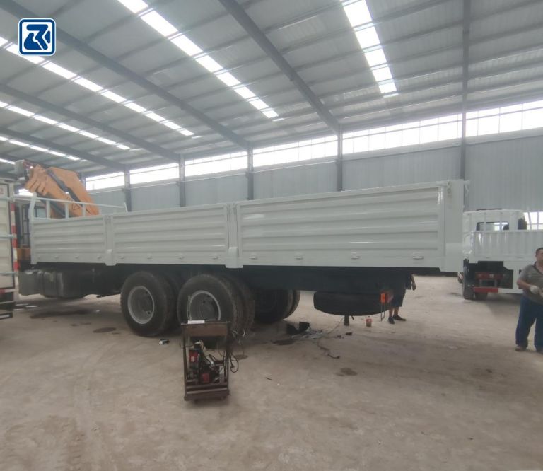 HOWO Truck Crane